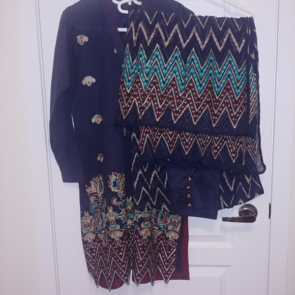 Cotton Shirt Trouser with full embordered Shiffon Dupatta - Picture 2 of 2